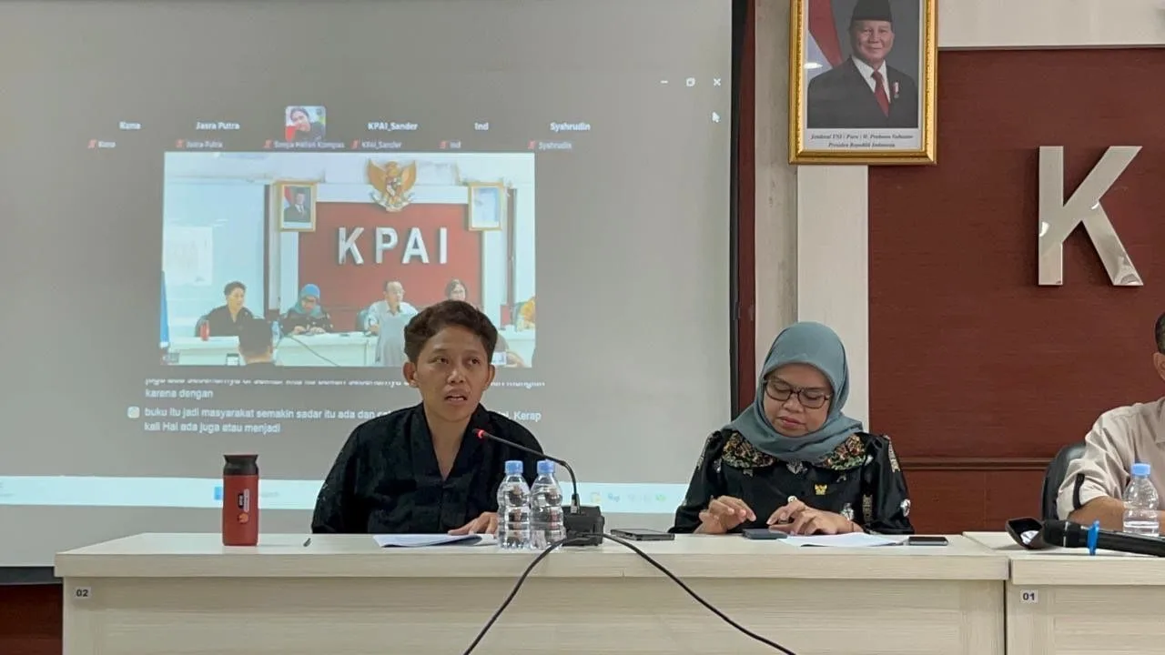 Anggota Komisi Perlindungan Anak Indonesia (KPAI) Dian Sasmita (paling kiri) saat konferensi pers di Kantor KPAI, Jakarta.