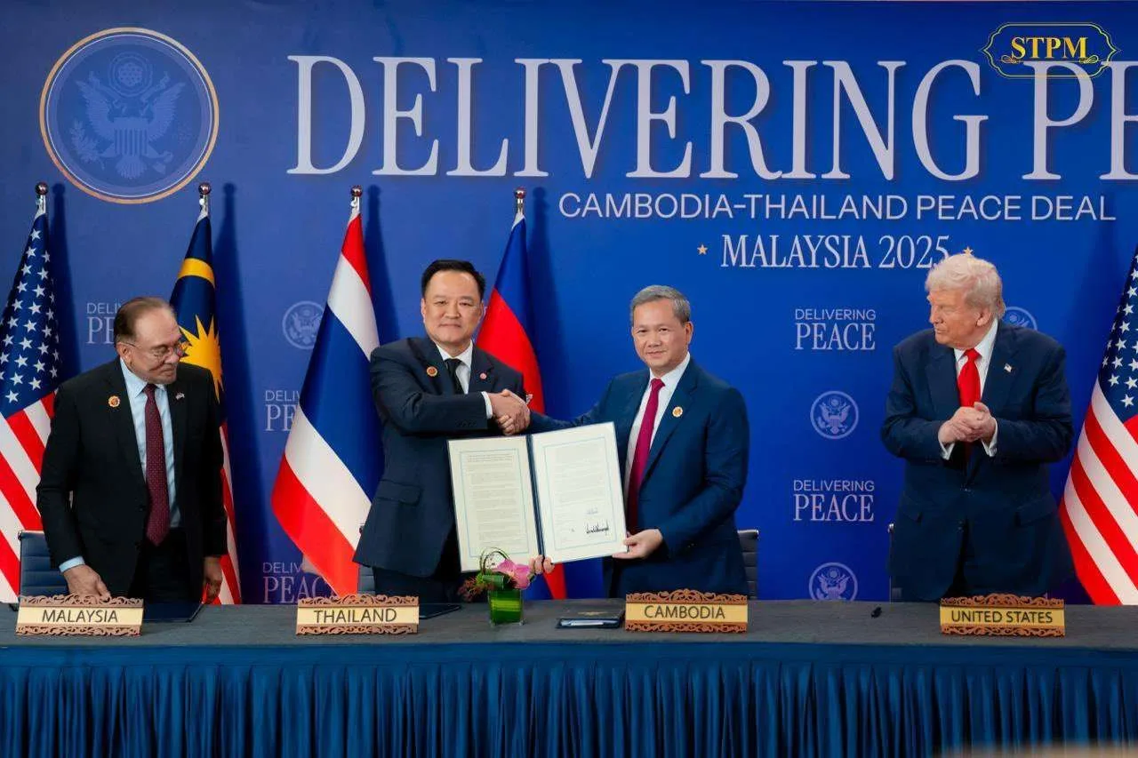 (dari kiri ke kanan) Perdana Menteri Malaysia Anwar Ibrahim, Perdana Menteri Thailand Anutin Charnvirakul, Perdana Menteri Kamboja Hun Manet dan Presiden Amerika Serikat Donald Trump dalam penandatanganan kesepakatan perdamaian antara Thailand dan Kamboja.