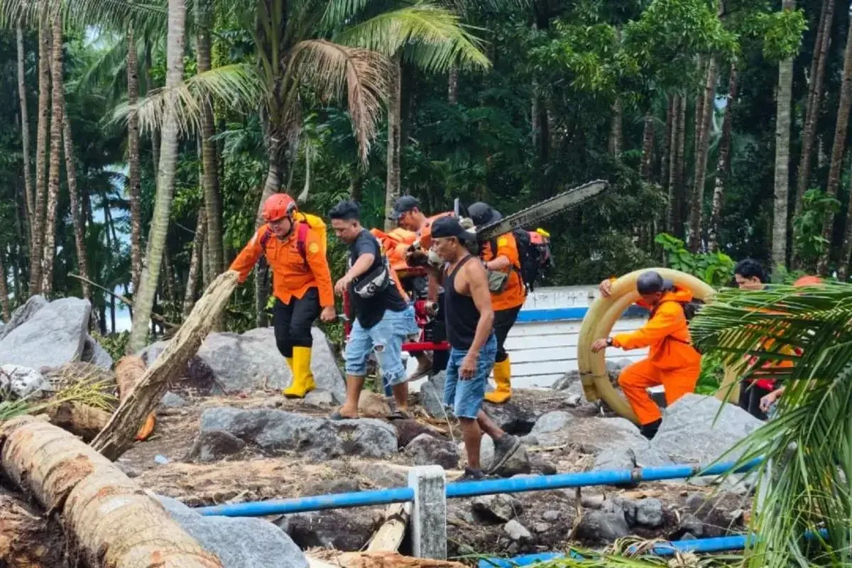 Personel Basarnas Sulut dibantu masyarakat dan para pihak melakukan operasi pencarian dan penyelamatan usai banjir bandang menghantam sejumlah wilayah permukiman di Pulau Siau, Kabupaten Kepulauan Sitaro.