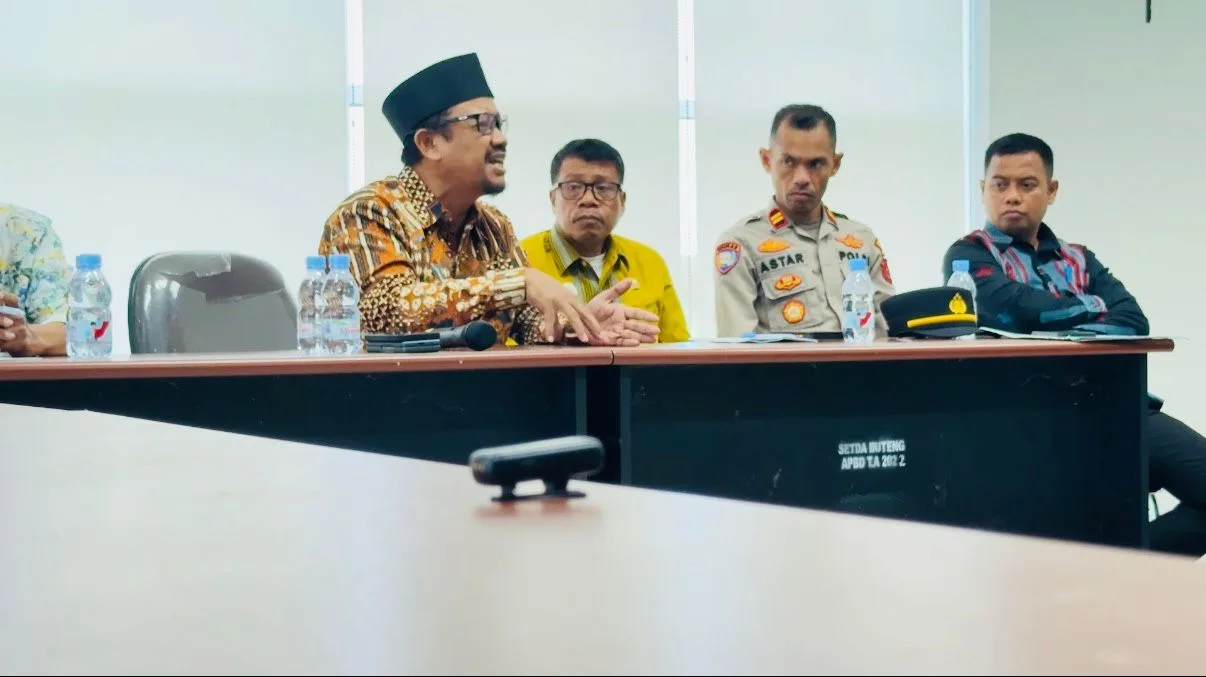 Ketgam : Bupati Buteng, Azhari saat menerima masa aksi dari Satuan Mahasiswa Pemuda Rasional Agamis dan Sosialis (Samurais)