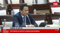 Calon Gubernur Bank Indonesia Thomas Djiwandono memberikan pemaparan saat mengikuti fit and proper test di ruang rapat Komisi XI DPR, Kompleks Parlemen, Senayan, Jakarta, Senin 26 Januari 2026