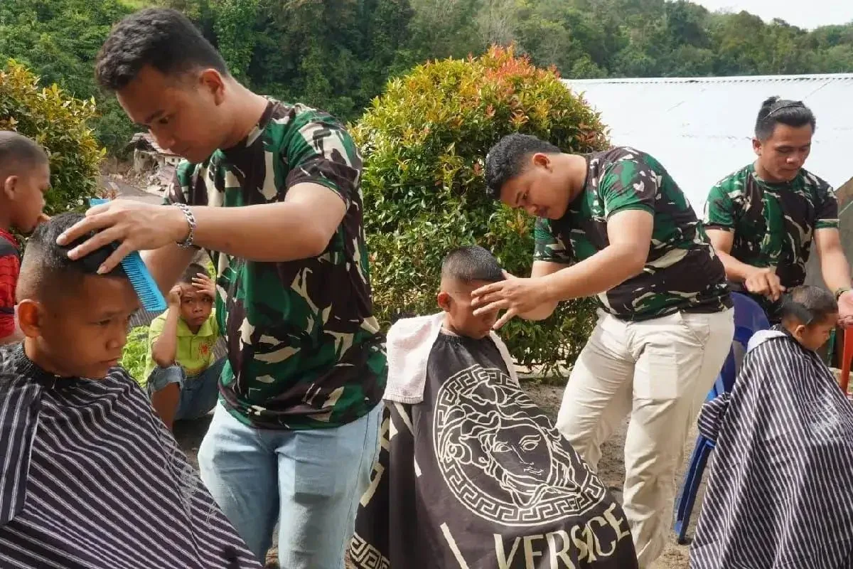 Kodim 0210 fasilitasi cukur rambut anak gratis warga terdampak bencana banjir dan longsor di Kabupaten Tapanuli Utara, Sumatera Utara.