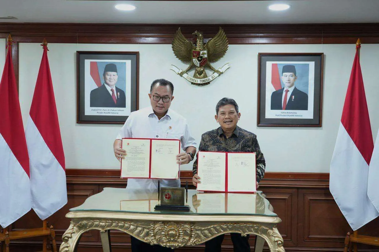 Direktur Utama BPJS Kesehatan Ghufron Mukti (kanan) dan Kepala BRIN Arif Satria (kiri) usai menandatangani nota kesepahaman.