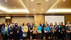 Duta Besar Uni Eropa untuk Indonesia, Denis Chaibi (mengenakan jas biru) bersama para peserta seminar “Uni Eropa dan Jaringan Mitra Universitas”, Selasa, 27 Januari 2026 di Jakarta.