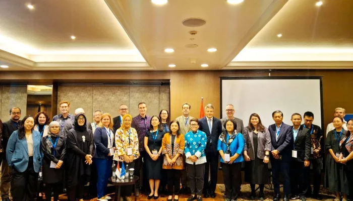 Duta Besar Uni Eropa untuk Indonesia, Denis Chaibi (mengenakan jas biru) bersama para peserta seminar “Uni Eropa dan Jaringan Mitra Universitas”, Selasa, 27 Januari 2026 di Jakarta.