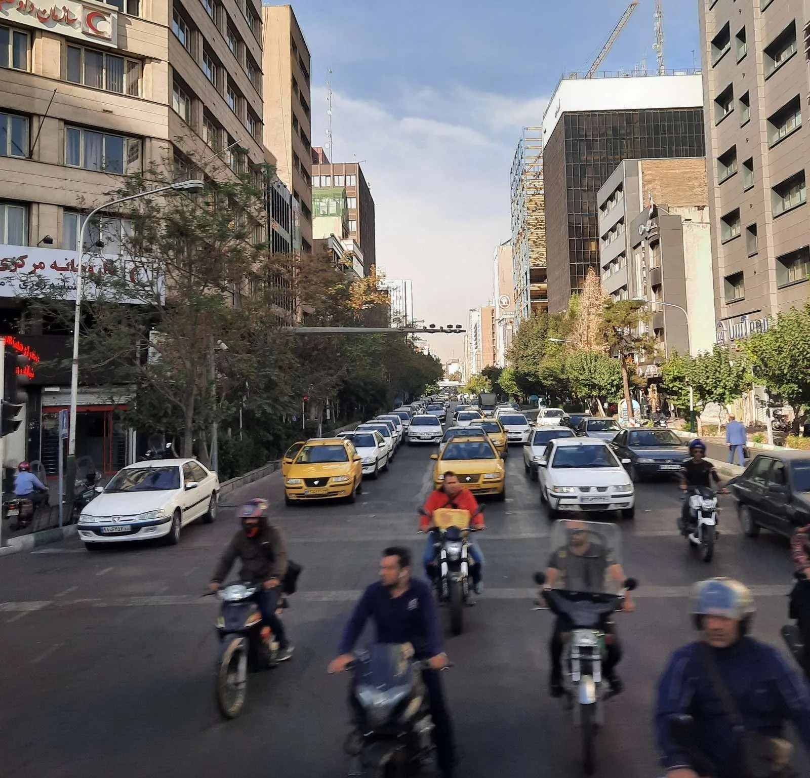Sejumlah kendaraan di salah satu sudut jalanan utama Kota Teheran, Iran, pada September 2023.
