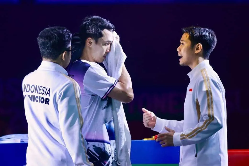 Jonatan Christie saat mendapatkan arahan dari pelatihnya di ajang India Open 2026.