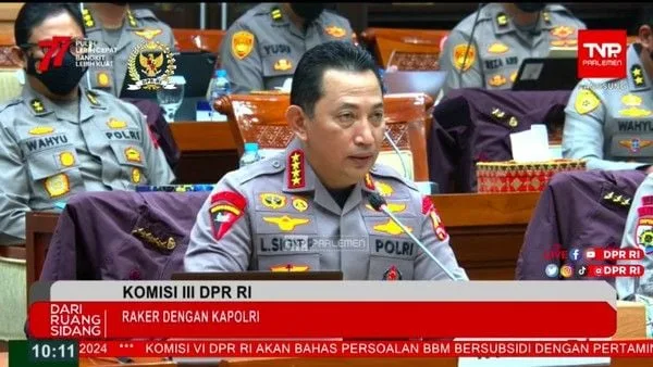 Kapolri Jenderal Listyo Sigit Prabowo saat rapat kerja bersama Komisi III DPR RI, di Parlemen, Senayan, Jakarta.