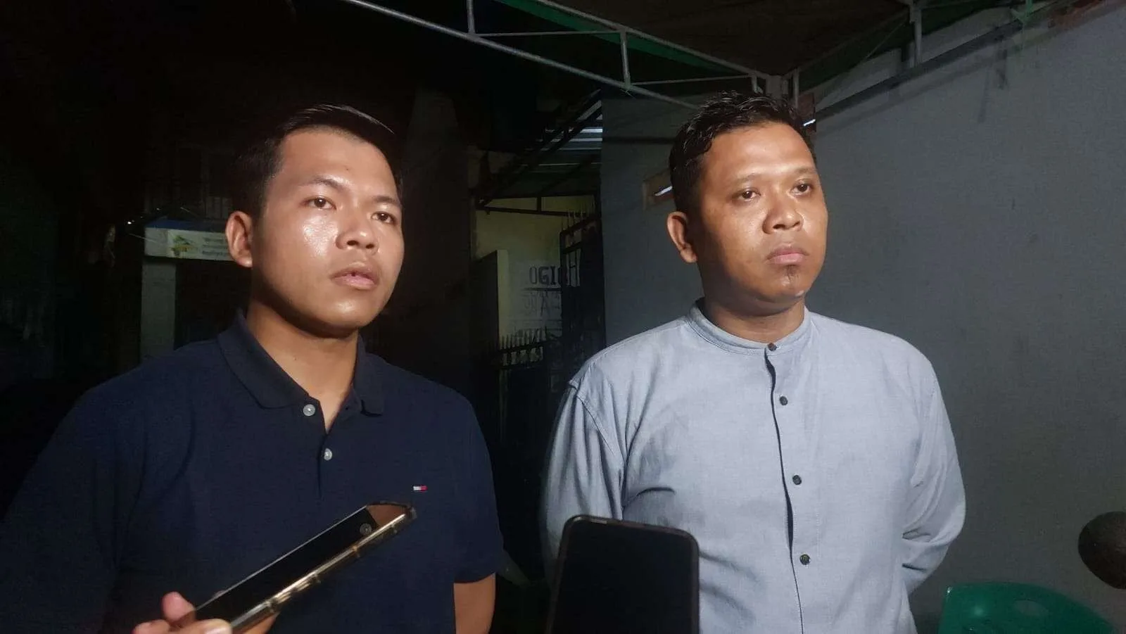 Keponakan Ferry Irawan, Athoriq Julian dan Adik Fery Irawan, Ario Nugraha saat memberikan keterangan pers, Minggu, 18 Januari 2026.