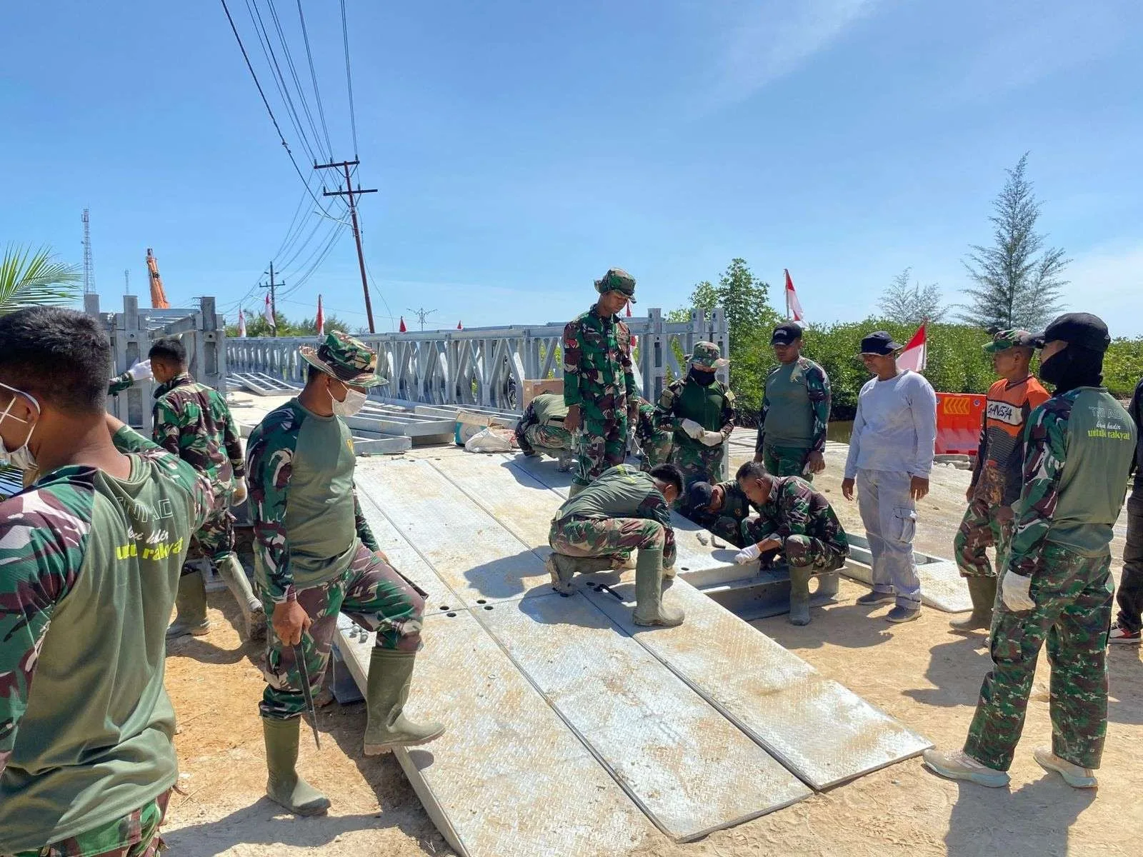 Personel TNI tengan mempercepat pembangunan jembatan pascabencana, di wilayah Provinsi Aceh.