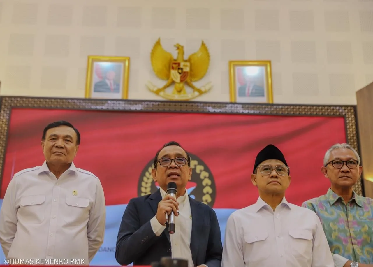 Menteri Koordinator Bidang Pembangunan Manusia dan Kebudayaan (Menko PMK) Pratikno (dua dari kiri) saat konferensi pers di Gedung Kemenko PMK, Jakarta.