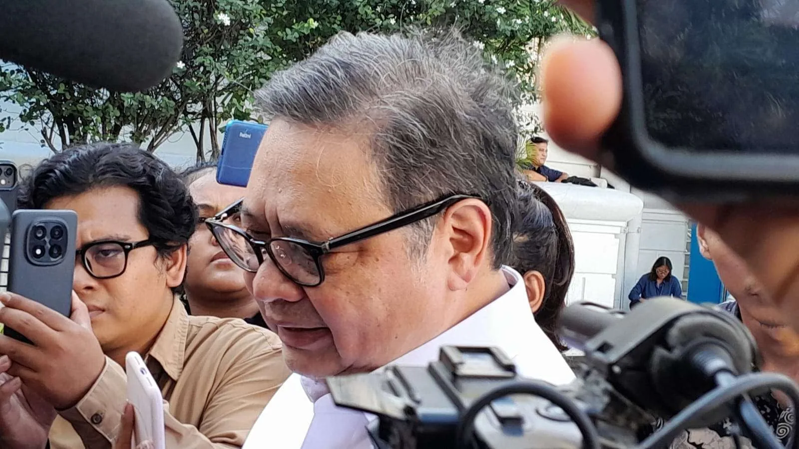 Menteri Koordinator Bidang Perekonomian Airlangga Hartarto memberikan keterangan kepada wartawan di Istana Kepresidenan, Jakarta, Senin (5/1/2026).