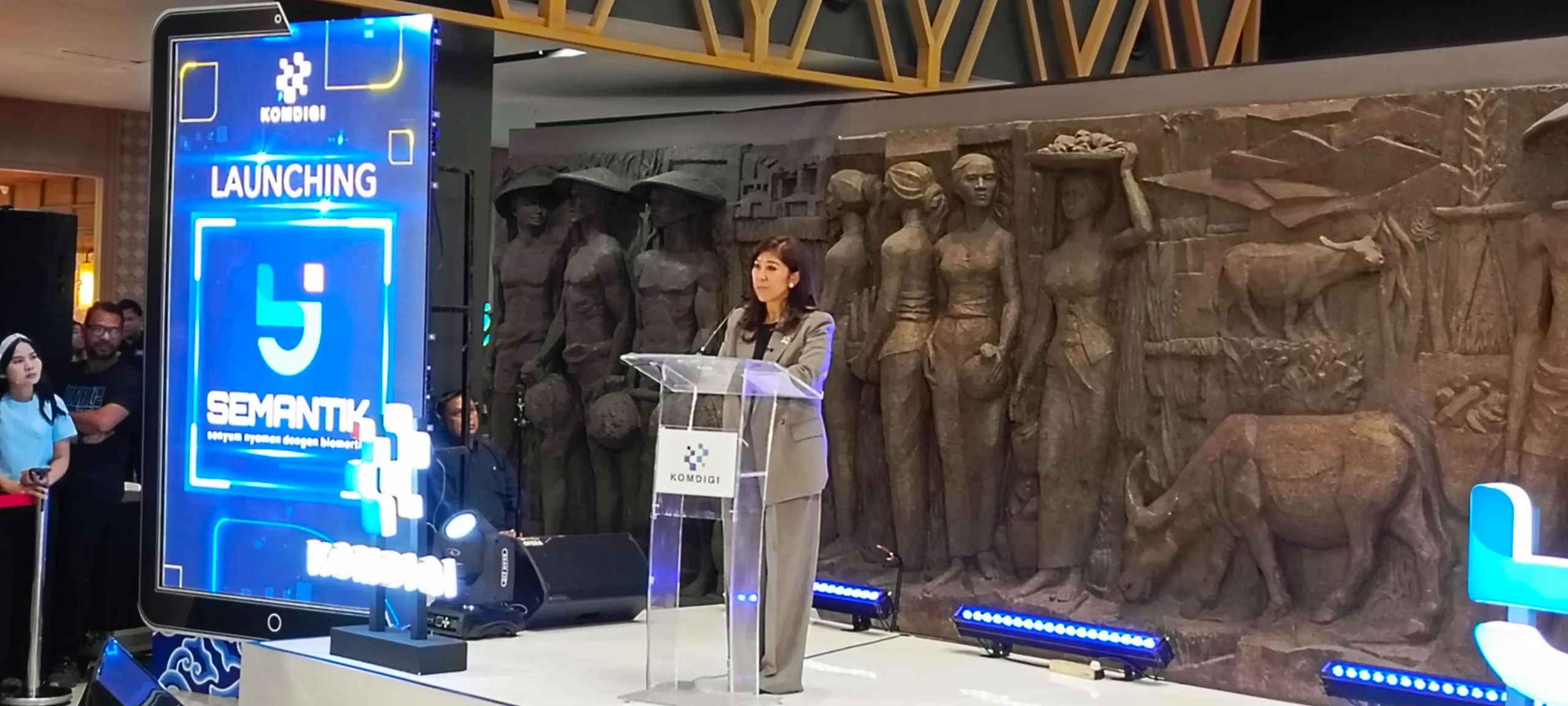 Menteri Komunikasi dan Digital (Menkomdigi), Meutya Hafid, saat meluncurkan secara resmi program Senyum, Nyaman dengan Biometrik (SEMANTIK) registrasi kartu seluler di Sarinah, Jakarta, Selasa, 27 Januari 2026.