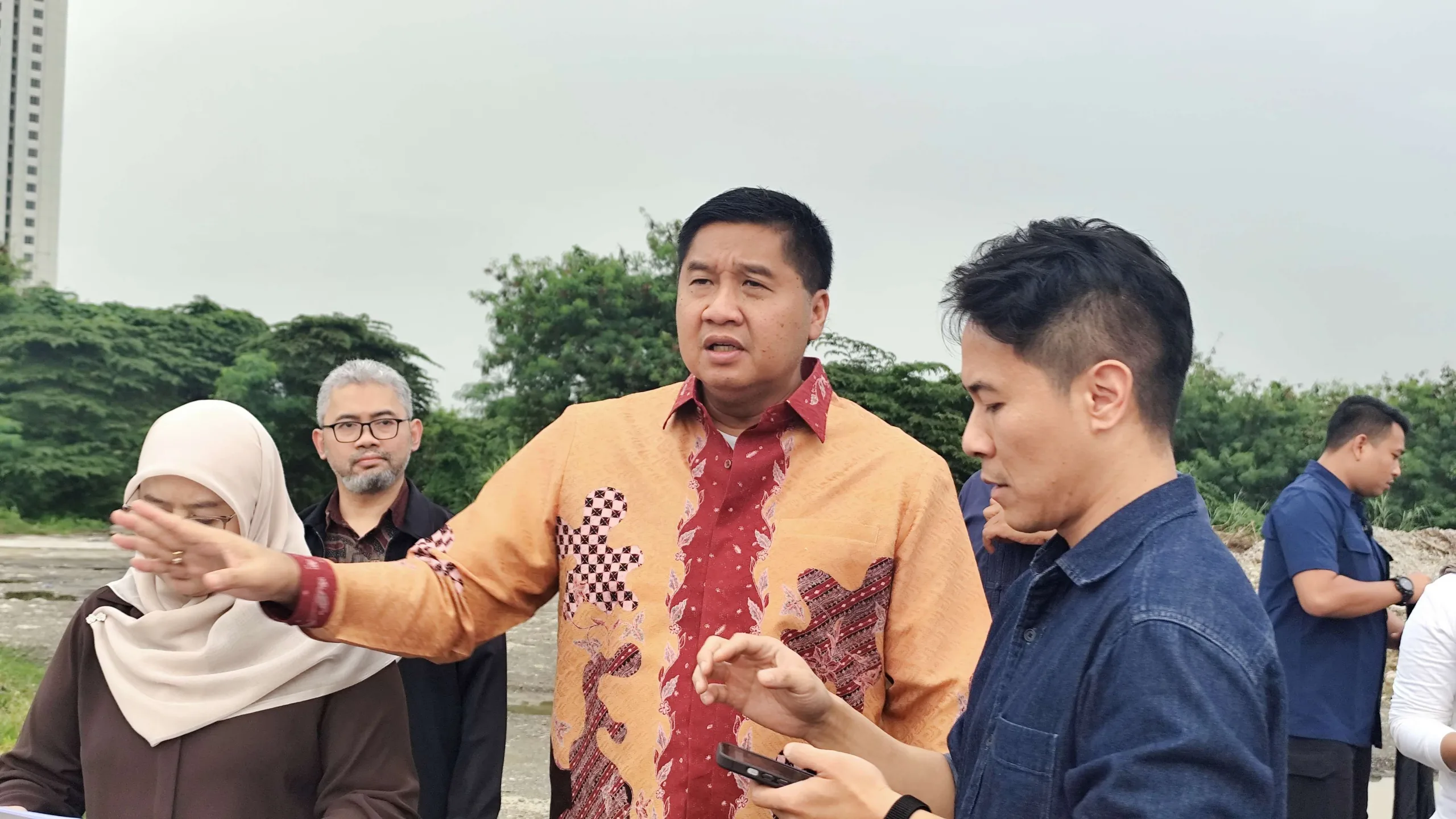 Menteri Perumahan dan Kawasan Permukiman (PKP) Maruarar Sirait (tengah) saat meninjau lokasi rumah susun subsidi di Kawasan Meikarta, di Desa Cibatu, Kecamatan Cikarang Selatan, Kabupaten Bekasi, Jawa Barat, Sabtu, 17 Januari 2026 .