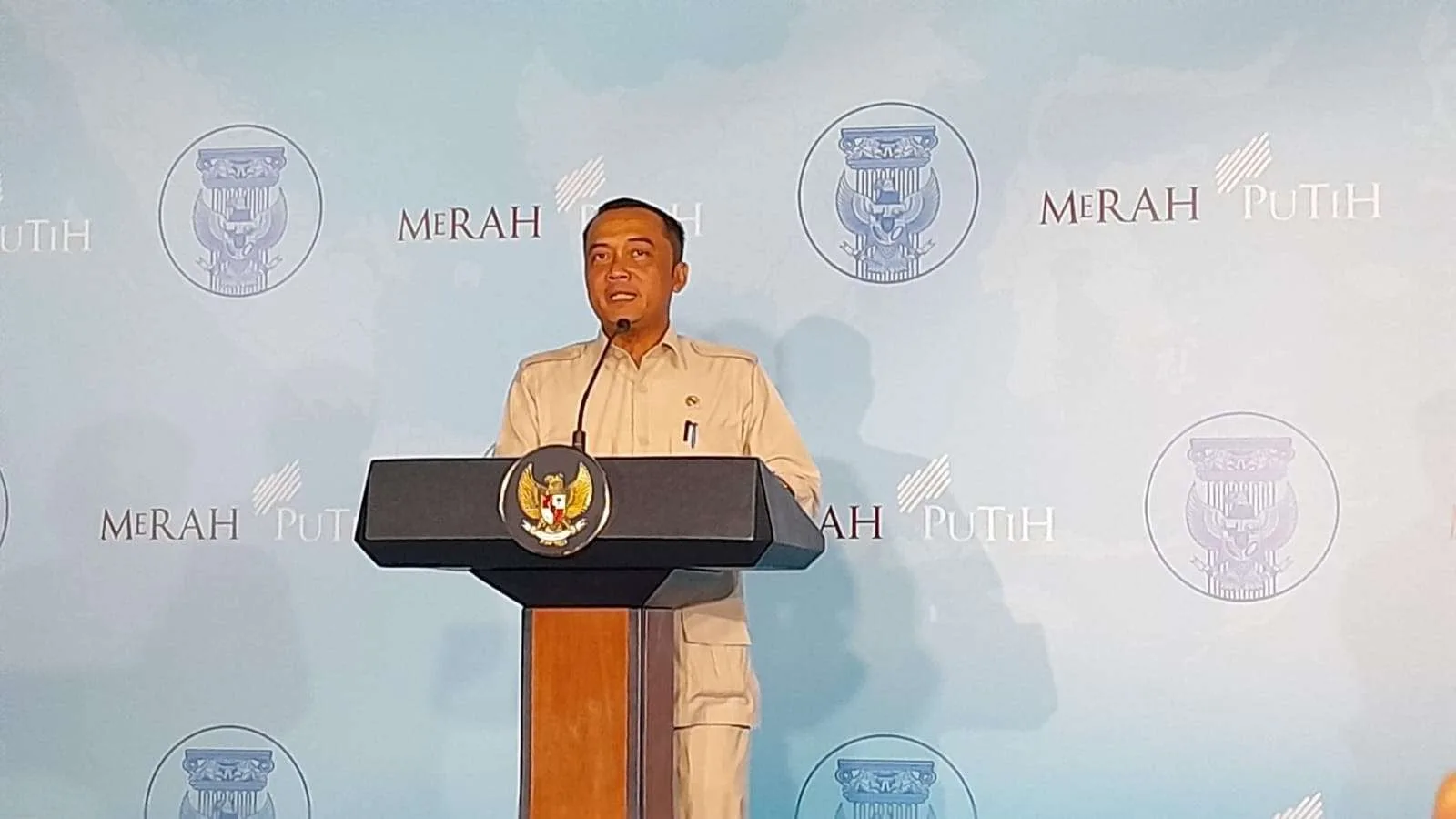 Menteri Sekretaris Negara (Mensesneg) Prasetyo Hadi memberikan keterangan pers kepada wartawan di Hambalang, Bogor, Jawa Barat, Selasa (6/1/2026).