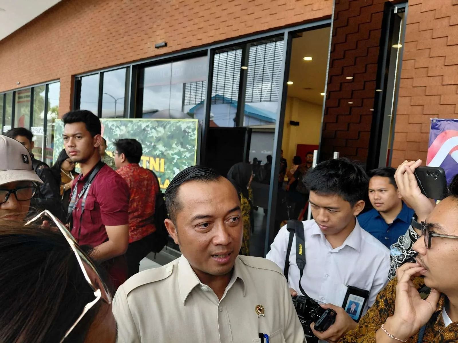 Menteri Sekretaris Negara Prasetyo Hadi menjawab pertanyaan awak media di Lanud Halim Perdanakusuma, Jakarta, Jumat (19/12/2025).