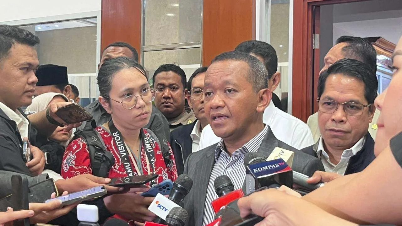 Menteri Energi dan Sumber Daya Mineral (ESDM) Bahlil Lahadalia (kedua dari kanan) usai mengikuti Rapat Kerja bersama Komisi XII DPR RI di Kompleks Parlemen, Jakarta Pusat, Kamis, 22 Januari 2026.