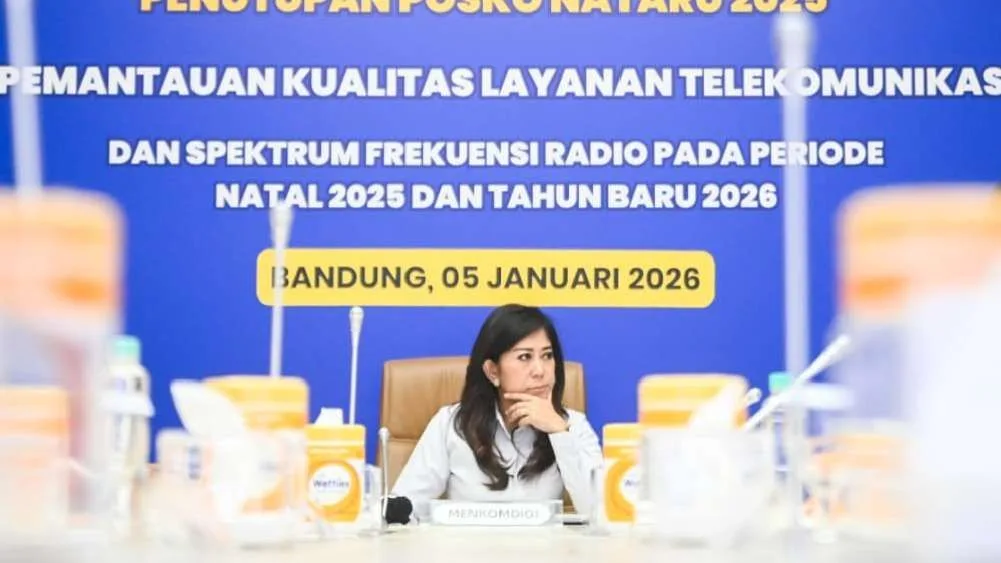 Menteri Komunikasi dan Digital (Menkomdigi), Meutya Hafid saat memimpin acara Penutupan Posko Nataru 2025 di Gedung Kantor Pos Indonesia Pusat, Kota Bandung, Senin (05/01/2026).