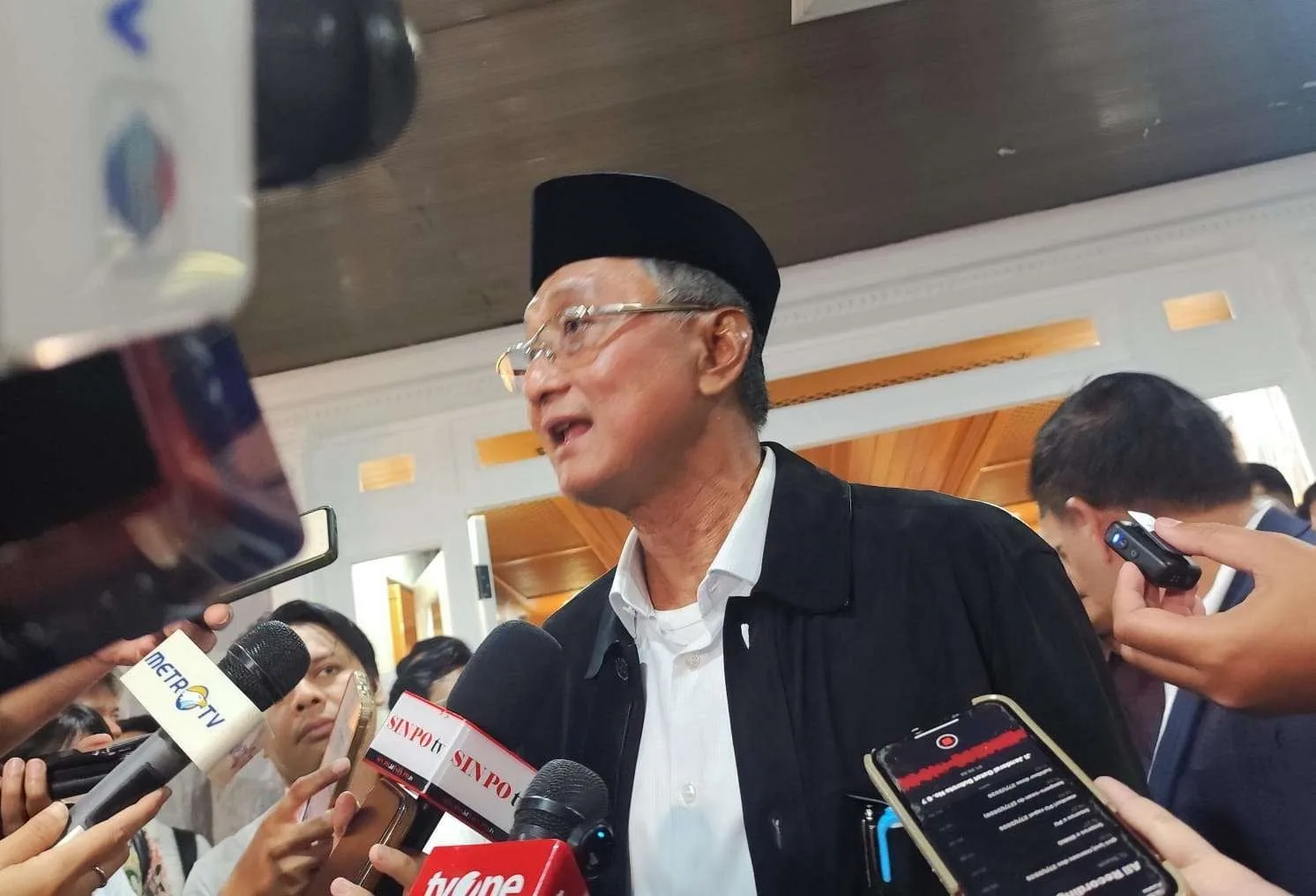 Menteri Pekerjaan Umum (PU) Dody Hanggodo saat diwawancarai awak media usai Rapat Kerja bersama Komisi V DPR RI membahas penanganan pascabencana di Provinsi Aceh, Sumatra Utara, dan Sumatra Barat di Kompleks Parlemen, Senayan, Jakarta, Selasa, 27 Januari 2026.