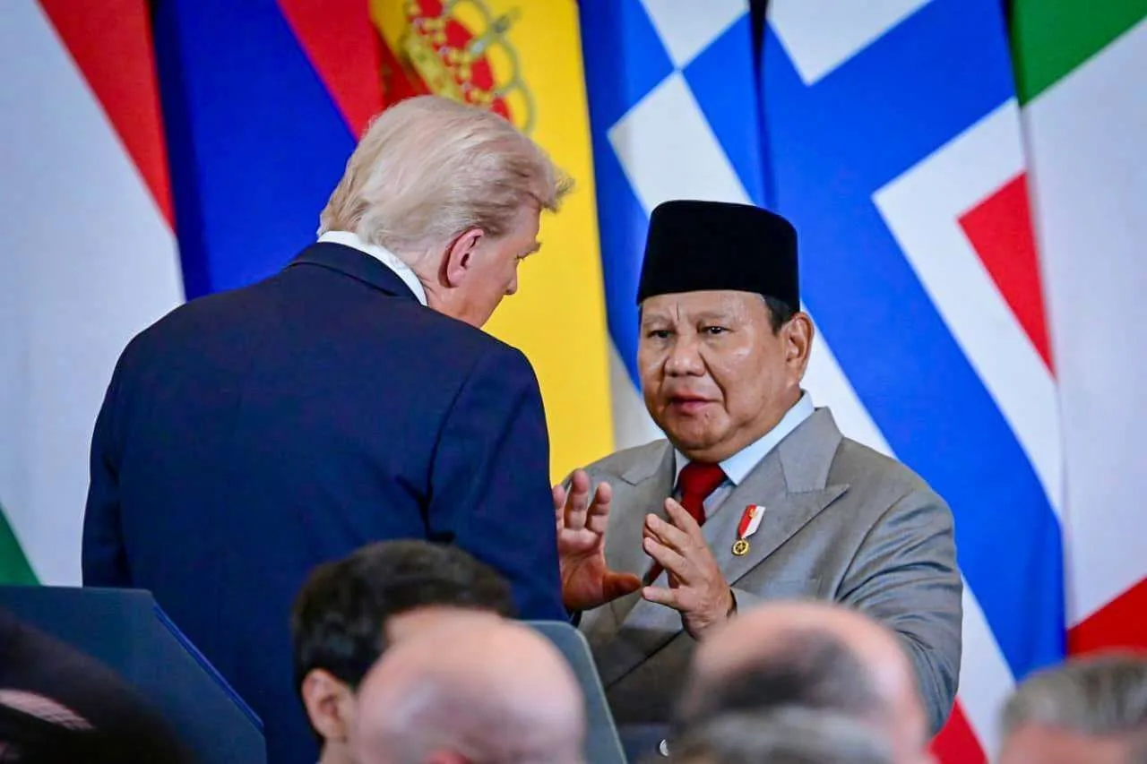 Momen Presiden Indonesia, Prabowo Subianto (kanan) dan Presiden Amerika Serikat, Donald Trump (kiri) saat menghadiri Konferensi Tingkat Tinggi (KTT) perdamaian di Sharm El-Sheikh, Mesir, Senin 13 Oktober 2025.