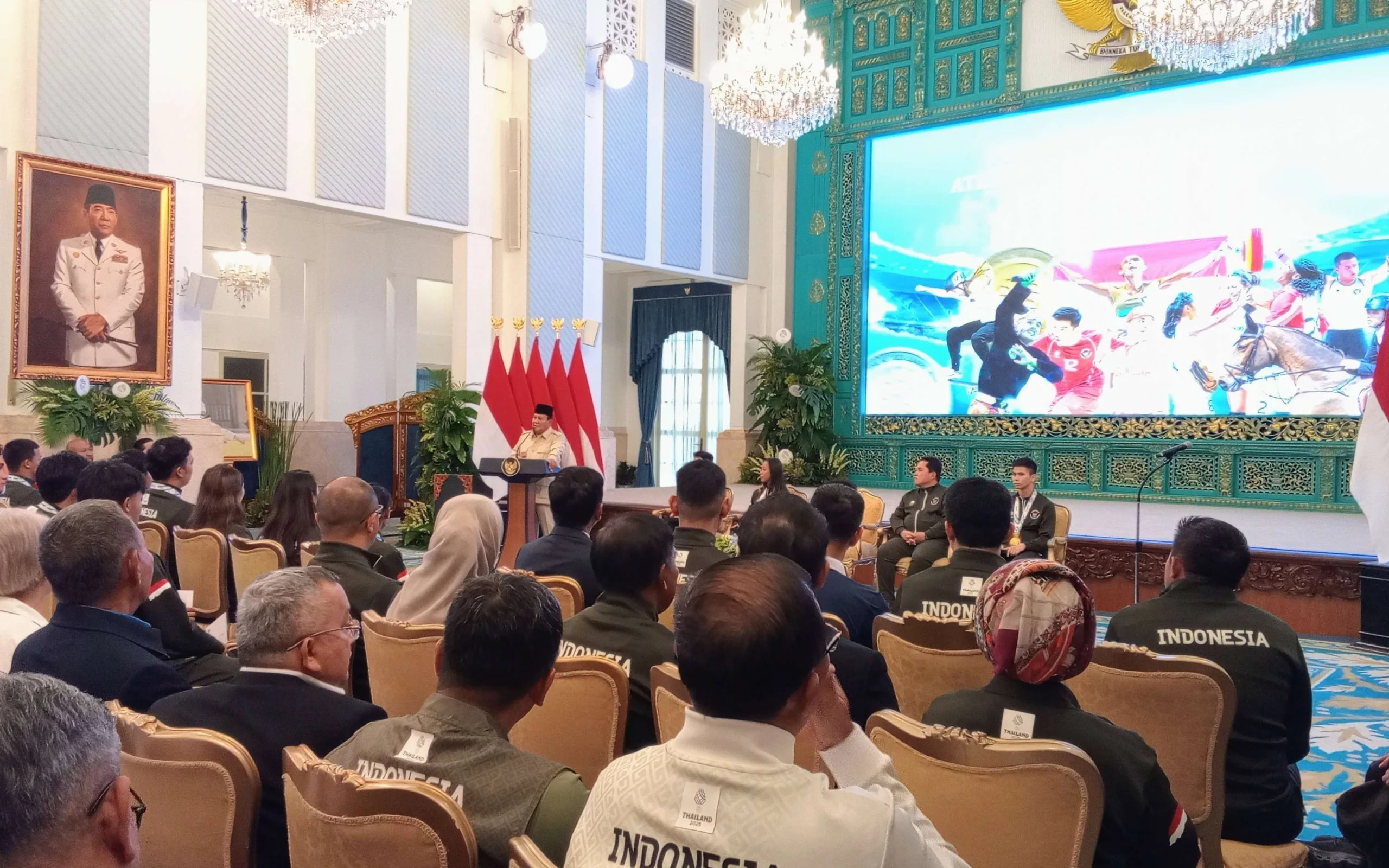 Presiden Prabowo Subianto memberikan sambutan pada kegiatan pemberian penghargaan atlet SEA Games 2025 Thailand di Istana Negara, Jakarta, Kamis (8/1/2026).