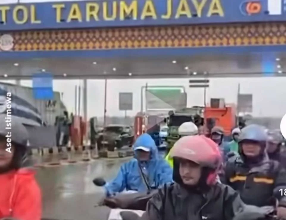 Sejumlah pengendara motor diizinkan lewat jalan Tol Tarumajaya Bekasi arah Jakarta imbas banjir menggenangi jalur arteri di kawasan Marunda Center, Tarumajaya, Kabupaten Bekasi, Senin (12/1/2026).