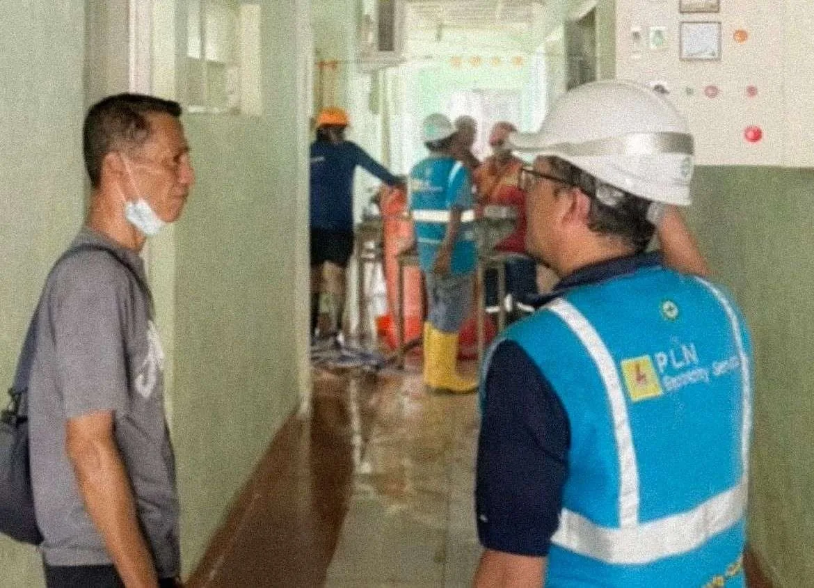 Seorang petugas yang sedang melakukan pemulihan listrik di salah satu fasilitas kesehatan yang beraa di Aceh.