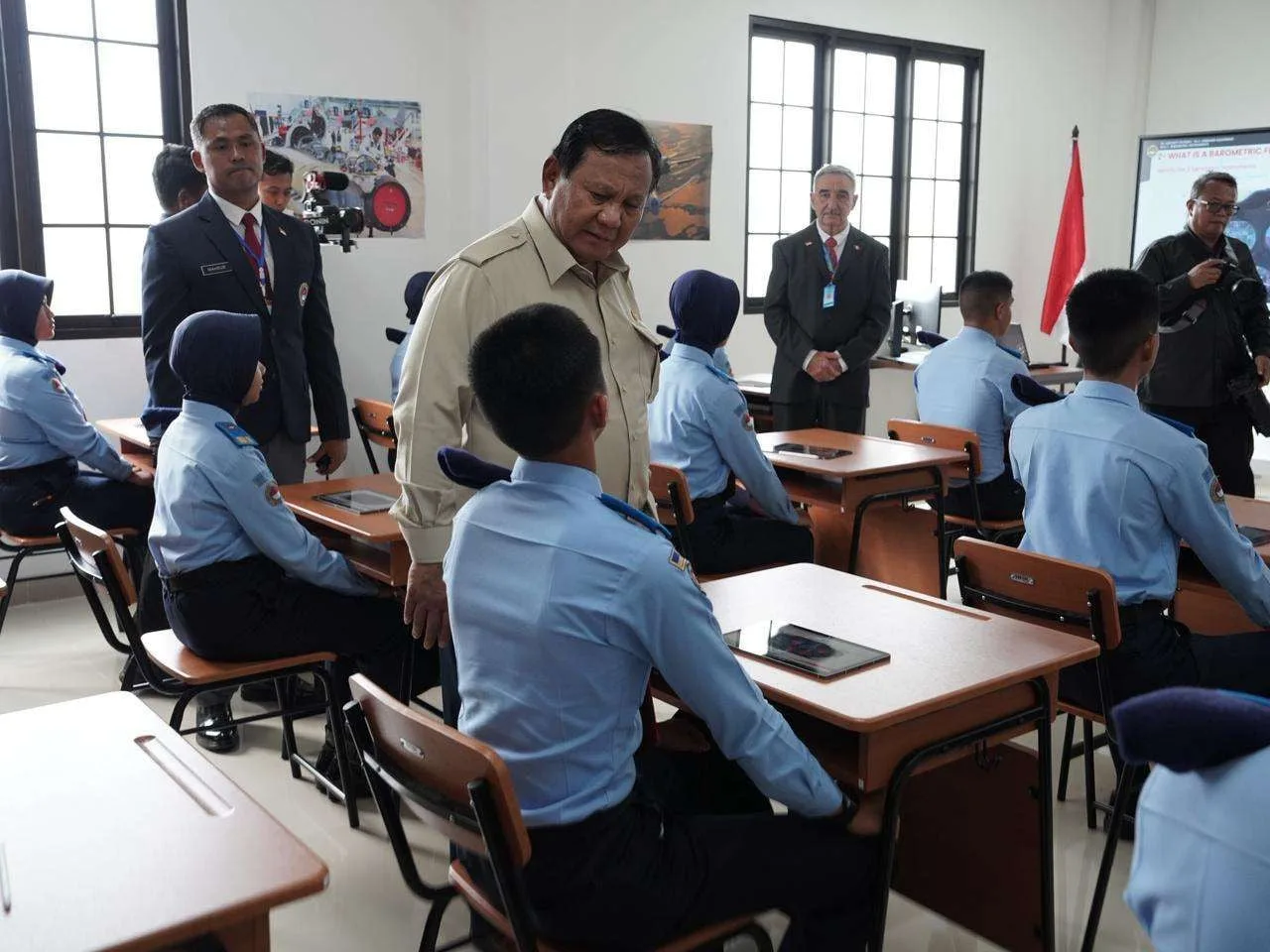 Momen Presiden Prabowo Subianto meninjau langsung kegiatan belajar mengajar dan fasilitas di SMA Taruna Nusantara Kampus Malang, Jawa Timur, Selasa (13/1/2026)