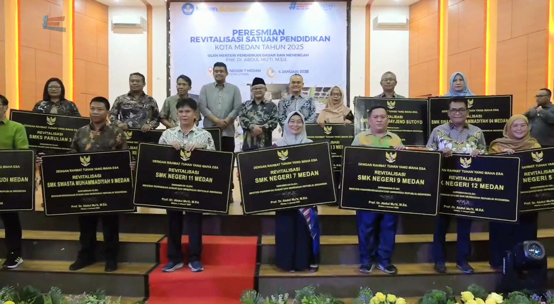 Menteri Pendidikan Dasar dan Menengah, Abdul Mu’ti (kelima dari kanan belakang) dan Gubernur Sumatra Utara, Bobby Afif Nasution (kelima dari kiri belakang) bersama seluruh Kepala Sekolah penerima bantuan Revitalisasi Satuan Pendidikan Tahun 2025 berfoto bersama usai peresmian di SMKN 7 Medan, Minggu (4/1/2026).