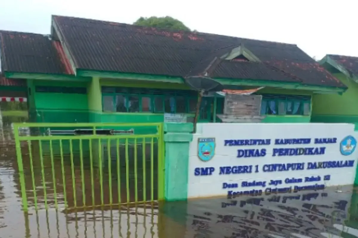 Salah satu sekolah yang terendam banjir di Kabupaten Banjar yang mengharuskan dilakukan penerapan pembelajaran jarak jauh, Minggu (4/1/2026).