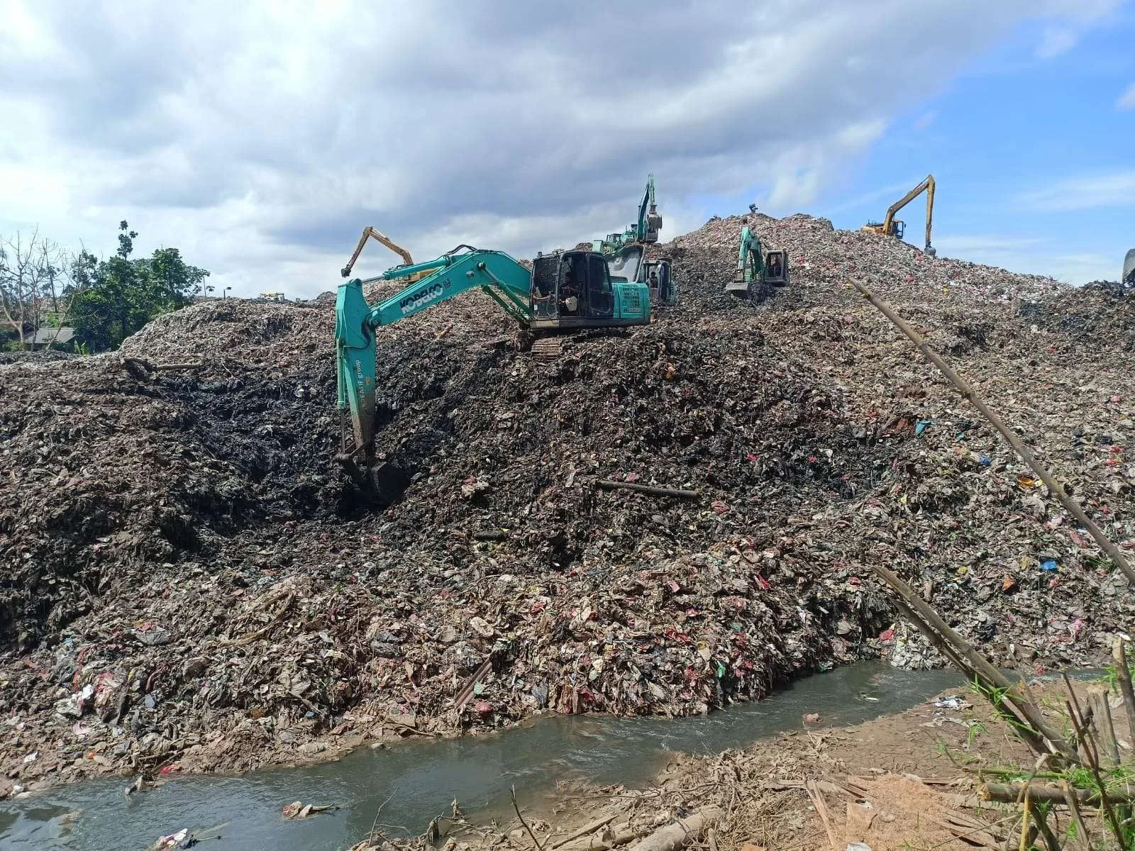 Situasi TPA Cipuecang, Serpong, Kota Tangerang Selatan yang tengah dilakukan penataan dilakukan pengkajian layak atau tidak oleh Kementerian PU, Kamis 22 Januari 2026.