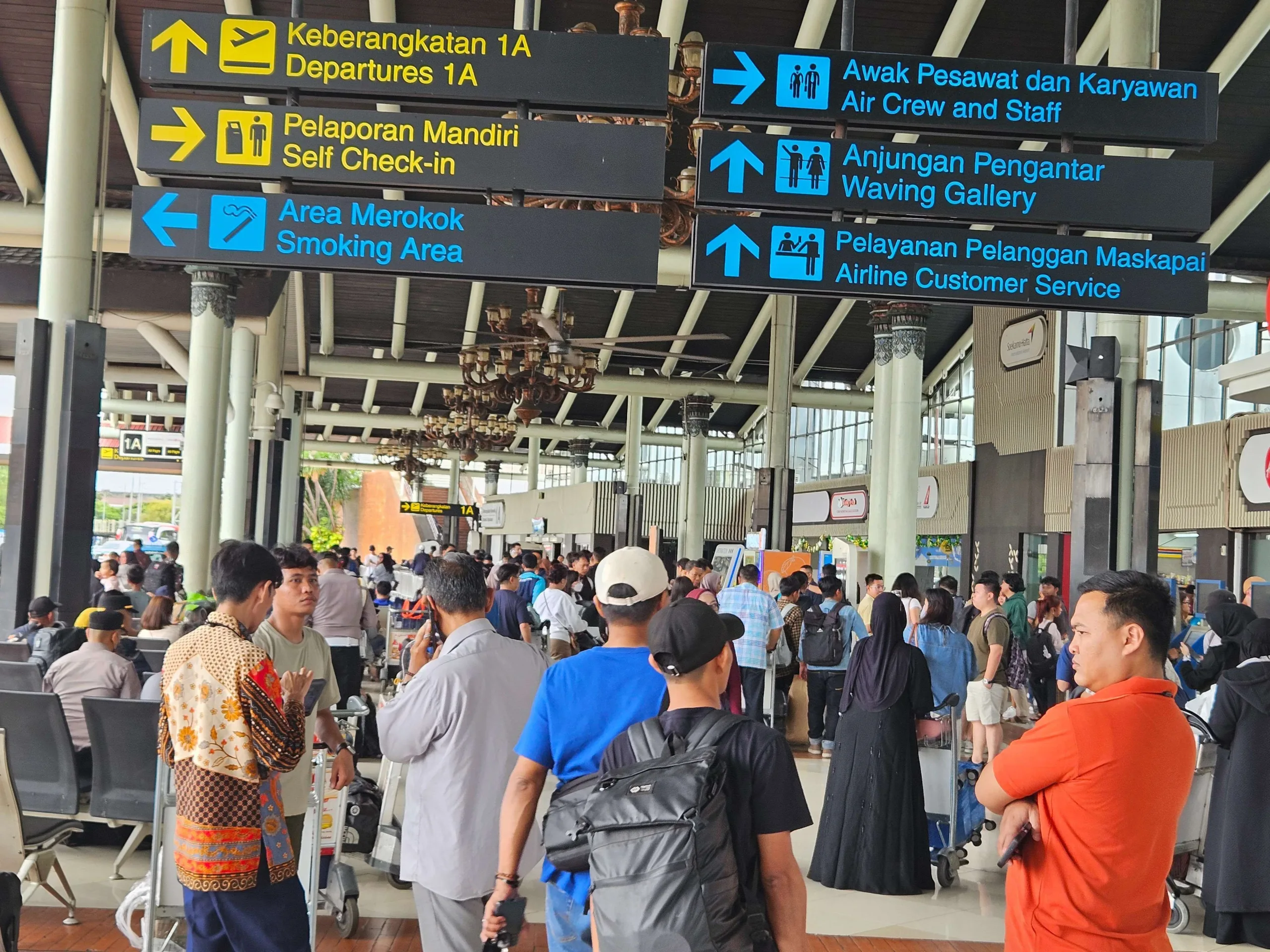 Suasana Bandara Soekarno-Hatta saat terjadi sejumlah penerbangan delay akibat cuaca buruk, Senin (12/1/2026).