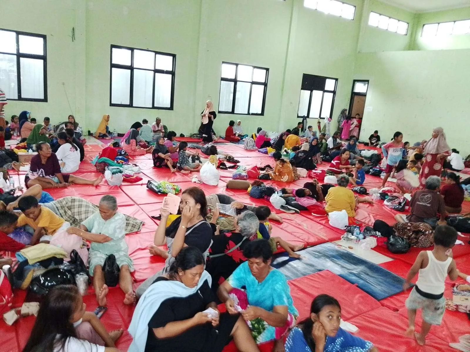 Warga terdampak banjir beraktivitas di lokasi pengungsian di Kota Pekalongan, Jawa Tengah.