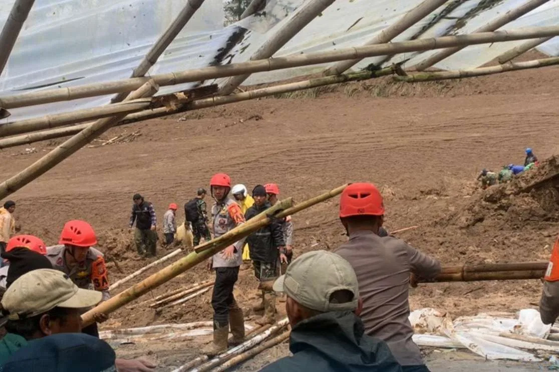Tim SAR Sat Brimob Polda Jawa Barat mengevakuasi korban longsor di Desa Pasirlangu, Kecamatan Cisarua, Kabupaten Bandung Barat, Sabtu 24 Januari 2026.