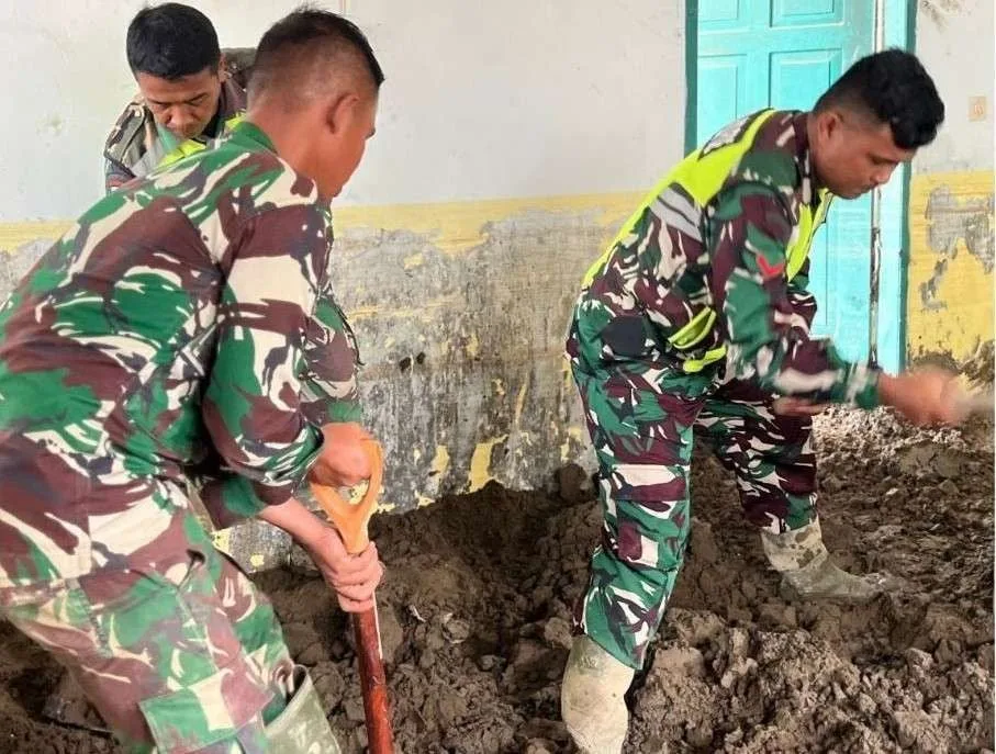 Sejumlah personel TNI AD saat membersihkan Polindes di Desa Mancang, Aceh Utara.