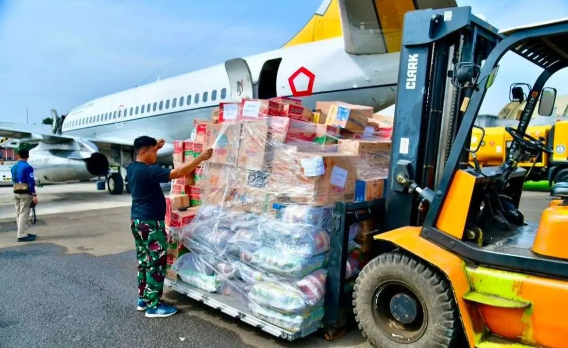 Salah satu pesawat milik TNI Angkatan Udara yang digunakan untuk mengirimkan bantuan kepada daerah yang terkena bencana di Sumatra.