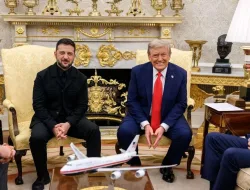 Ukraina, Rusia, dan AS Lanjutkan Perundingan Damai Hari Kedua di Abu Dhabi  Abu Dhabi – Ukraina, Rusia, dan Amerika Serikat melanjutkan perundingan langsung hari kedua di Abu Dhabi untuk membahas rencana perdamaian yang didorong Presiden Amerika Serikat Donald Trump guna mengakhiri perang Ukraina–Rusia.  Mengutip CNA, Sabtu, 24 Januari 2026, kontak langsung pertama antara perwakilan Ukraina dan Rusia terkait proposal perdamaian tersebut telah dimulai sehari sebelumnya. Kepala negosiator Ukraina, Rustem Umerov, menyatakan pembahasan difokuskan pada penetapan parameter penghentian perang serta arah lanjutan proses negosiasi.  Namun, proses perundingan masih diwarnai perbedaan tajam, khususnya terkait rancangan awal yang diajukan Amerika Serikat. Draf pertama menuai kritik dari Kyiv dan sejumlah negara Eropa Barat karena dinilai terlalu menguntungkan Moskow.  Sebaliknya, versi lanjutan proposal tersebut justru ditolak Rusia lantaran memuat usulan pengerahan pasukan penjaga perdamaian Eropa. Selain itu, persoalan wilayah Donbas di Ukraina timur masih menjadi isu krusial yang belum menemukan titik temu.  Kedua pihak mengakui bahwa nasib wilayah tersebut menjadi kunci utama dalam upaya mengakhiri konflik. Perang yang telah berlangsung selama bertahun-tahun itu menewaskan puluhan ribu orang, memaksa jutaan warga mengungsi, serta menghancurkan sebagian besar infrastruktur Ukraina.  Kementerian Luar Negeri Uni Emirat Arab (UEA) menyebut perundingan ini sebagai bagian dari upaya berkelanjutan untuk mendorong dialog dan menemukan solusi politik atas krisis Ukraina. Perundingan dijadwalkan berlangsung selama dua hari.  Perundingan di Abu Dhabi berlangsung setelah Presiden Trump bertemu Presiden Ukraina Volodymyr Zelenskyy di sela World Economic Forum di Davos. Sebelumnya, utusan khusus AS Steve Witkoff juga mengadakan pembicaraan dengan Presiden Rusia Vladimir Putin di Kremlin.  Meski intensitas diplomasi meningkat, Moskow dan Kyiv masih menemui jalan buntu, terutama terkait isu wilayah. Rusia tetap menuntut Ukraina menarik pasukannya dari wilayah Donbas timur dan menyebut tuntutan tersebut sebagai syarat penting tercapainya kesepakatan damai.  Ukraina menolak keras tuntutan tersebut dan menegaskan bahwa kedaulatan wilayah tidak dapat ditawar. Presiden Zelenskyy menyatakan harapannya agar keinginan mengakhiri perang tidak hanya datang dari Ukraina, tetapi juga dari pihak Rusia.  Sementara itu, Presiden Trump menyatakan keyakinannya bahwa Putin dan Zelenskyy berada di ambang kesepakatan. Namun, Rusia menegaskan akan terus melanjutkan operasi militernya apabila upaya diplomatik tidak menghasilkan hasil yang diharapkan.