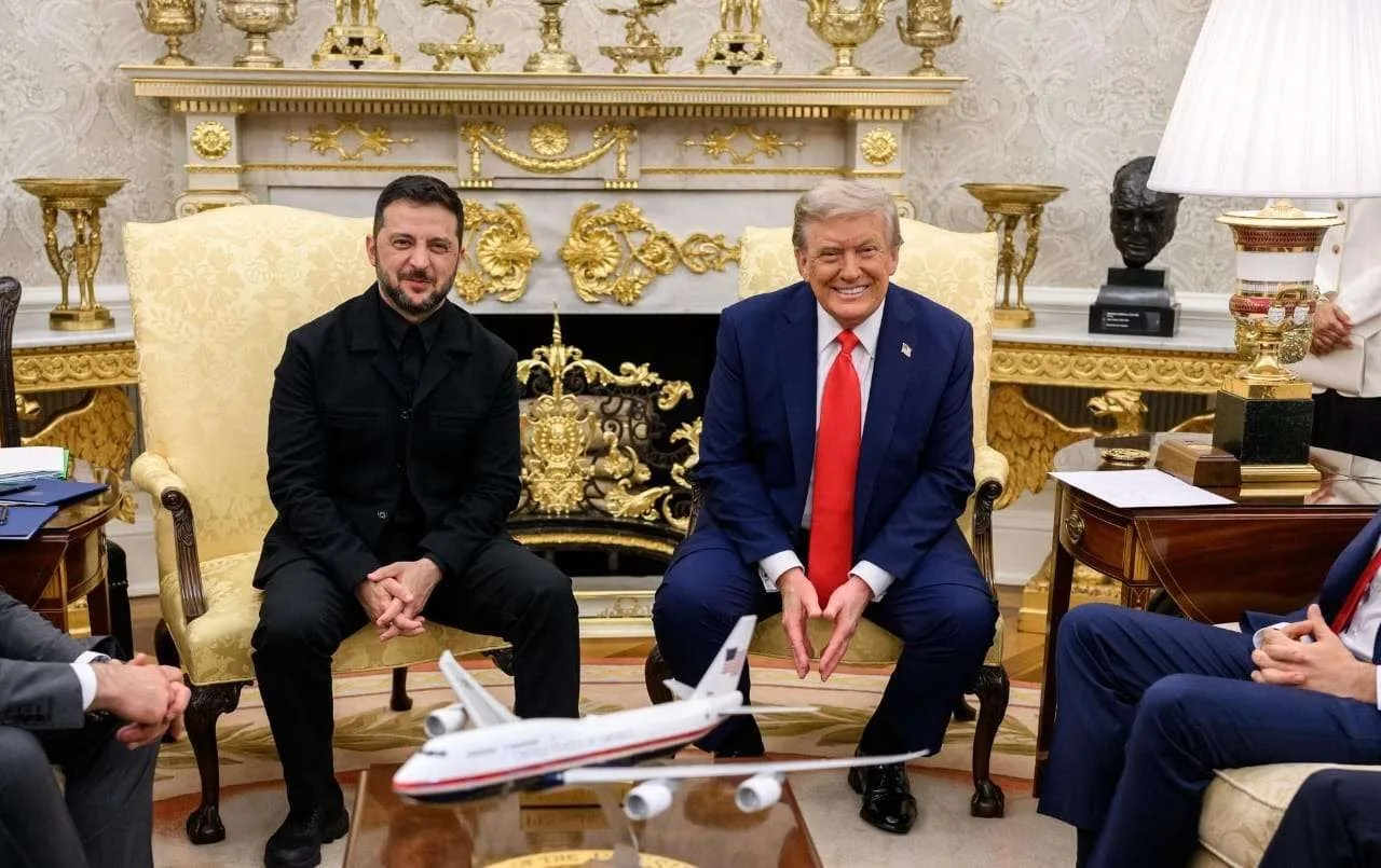 Presiden Ukraina, Volodymyr Zelenskyy dan Presiden Amerika Serikat, Donald Trump dalam pertemuan di Gedung Putih.