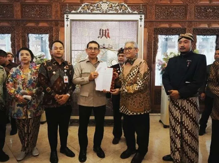 Dari kiri ke kanan: Walikota Surakarta Respati Achmad Ardianto, ⁠Menteri Kebudayaan Fadli Zon, Kanjeng Gusti Pangeran Harya Panembahan Agung Tedjowulan, dan KGPH Hangabehi di Keraton Kasunanan Hadiningrat, Surakarta, Jawa Tengah, Minggu, 18 Januari 2026.