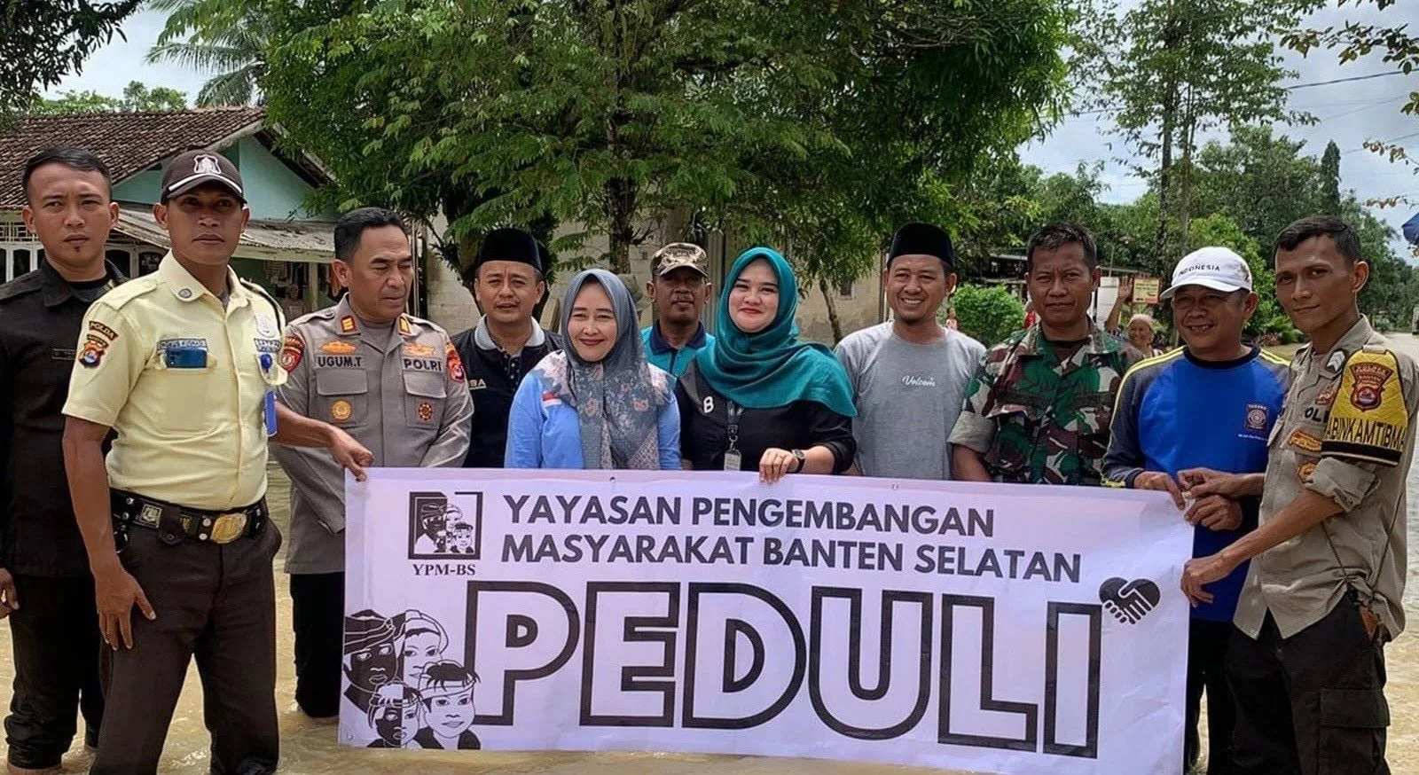 Yayasan Pengembangan Masyarakat Banten Selatan (YPMBS) bersama Jababeka Group menyalurkan bantuan bagi warga terdampak banjir di Pandeglang, Banten.