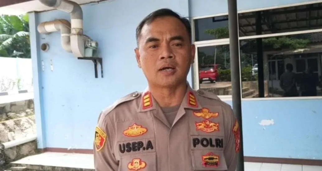 Kapolsek Setu, AKP Usep Aramsyah saat diwawancarai wartawan.