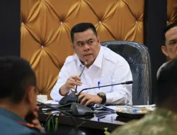 Jelang Ramadan dan Cap Go Meh, Bupati Roby Kurniawan Ajak Forkopimda Perkuat Sinergi dan Pengawasan  Pemerintah Kabupaten Bintan menggelar Rapat Koordinasi Forkopimda, Rabu (18/2) di Ruang Rapat 2 Kantor Bupati Bintan, guna memastikan stabilitas keamanan dan ketertiban menjelang perayaan Imlek, Cap Go Meh, dan ibadah Ramadan. Rapat dipimpin langsung oleh Bupati Bintan Roby Kurniawan dan dihadiri unsur TNI/Polri, BMKG, Ketua DPRD, serta pimpinan instansi terkait.  Dalam arahannya, Bupati Roby mengapresiasi sinergi seluruh unsur Forkopimda dalam menjaga situasi tetap aman dan kondusif. Meski kondisi daerah terkendali, ia menekankan kewaspadaan terhadap potensi lonjakan harga bahan pokok menjelang Ramadan dan Idulfitri. Ia meminta pengawasan bersama, khususnya aparat penegak hukum, agar tidak ada oknum yang memanfaatkan momentum dengan menaikkan harga secara tidak wajar.  Terkait rencana puncak perayaan Imlek dan Cap Go Meh pada 6 Maret di wilayah utara, Bupati mengusulkan agar teknis pelaksanaannya dimusyawarahkan bersama, termasuk opsi pelaksanaan pawai setelah Salat Tarawih demi menjaga kekhusyukan umat Muslim tanpa mengurangi semangat toleransi.  “Kita mencari solusi terbaik agar seluruh umat beragama dapat merasakan kenyamanan dalam beribadah maupun merayakan hari besar keagamaan di Kabupaten Bintan,” tambahnya.  Bupati juga meminta Sekda Bintan agar menyampaikan imbauan hingga tingkat RT/RW agar masyarakat turut menjaga keamanan. Selain itu, Pemkab Bintan akan memperkuat koordinasi guna menjaga ketersediaan dan stabilitas harga bahan pokok.  Rakor ini menegaskan komitmen bersama Pemkab Bintan dan Forkopimda dalam menjaga kondusivitas, toleransi antarumat beragama, serta stabilitas ekonomi masyarakat menjelang momentum keagamaan.