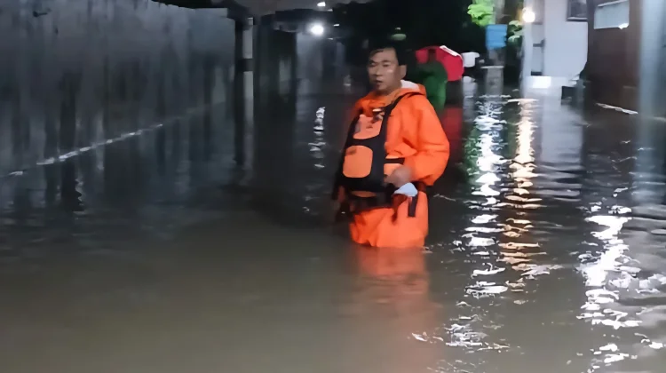 Petugas tengah melakukan pemimpin untuk penyedotan air agar banjir yang melanda Villa Tomang Baru, Kecamatan Pasar Kemis, Kabupaten Tangerang surut, Jumat 20 Februari 2026.