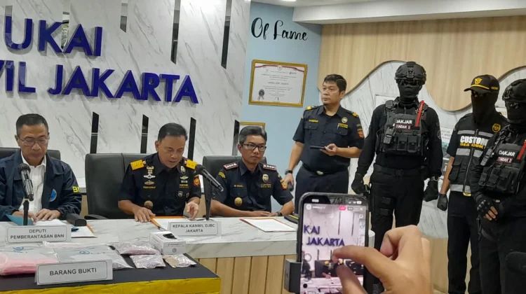 Plt Deputi Pemberantasan BNN Brigjen Pol Roy Hardi Siahaaan ( tengah) didampingi Kepala Kanwil DJBC Hendri Darnadi memberikan keterangan pers mengenai BNN dan Bea Cukai menganggalkan penyelundupan narkotika jenis ekstasi pada Rabu 25 Februari 2026.