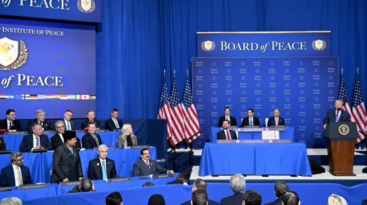 Presiden Amerika Serikat Donald Trump menyampa Presiden RI Prabowo Subianto dalam pertemuan perdana anggota Board of Peace (BoP) di Washington DC, Amerika Serikat, Kamis, 19 Februari 2026