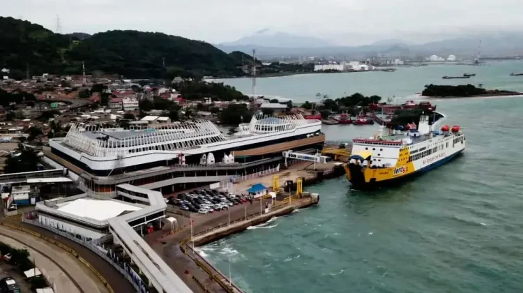 Kapal ferry milik PT ASDP bersandar di pelabuhan.