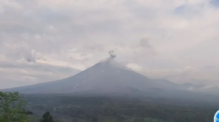 Gunung Semeru erupsi pada Minggu 15 Februari 2026.