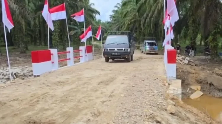 Mobil melintas jembatan Armco di Kecamatan Angkola Sangkunur, Kabupaten Tapanuli Selatan, Sumatera Utara.