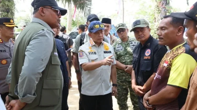 Ketua Satuan Tugas (Kasatgas) Percepatan Rehabilitasi dan Rekonstruksi Pascabencana Wilayah Sumatera, Tito Karnavian saat menyapa warga terdampak banjir di Kabupaten Aceh Utara