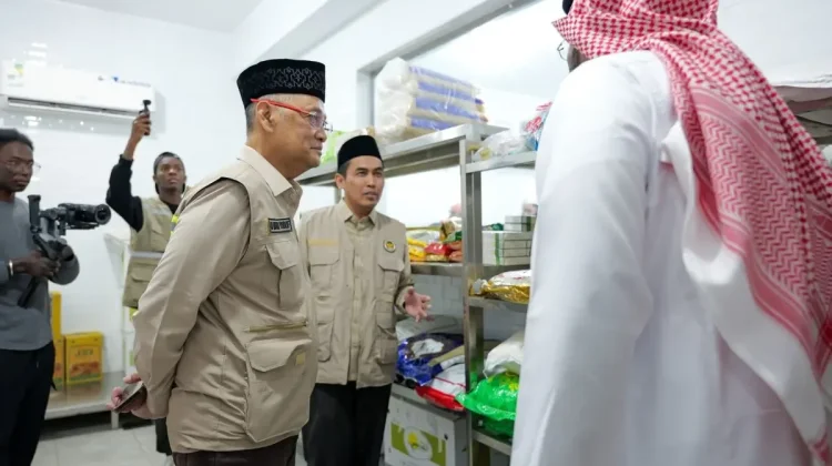 Menteri Haji dan Umrah Moch Irfan Yusuf meninjau dapur penyedia konsumsi bagi jamaah haji Indonesia di kawasan Safwat Al Wessam, Walyal Ahd District, Mekkah, Arab Saudi.